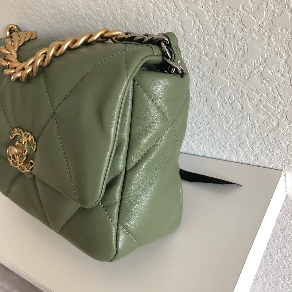Brand new CHANEL small 19 green handbag - Picture 3 of 16